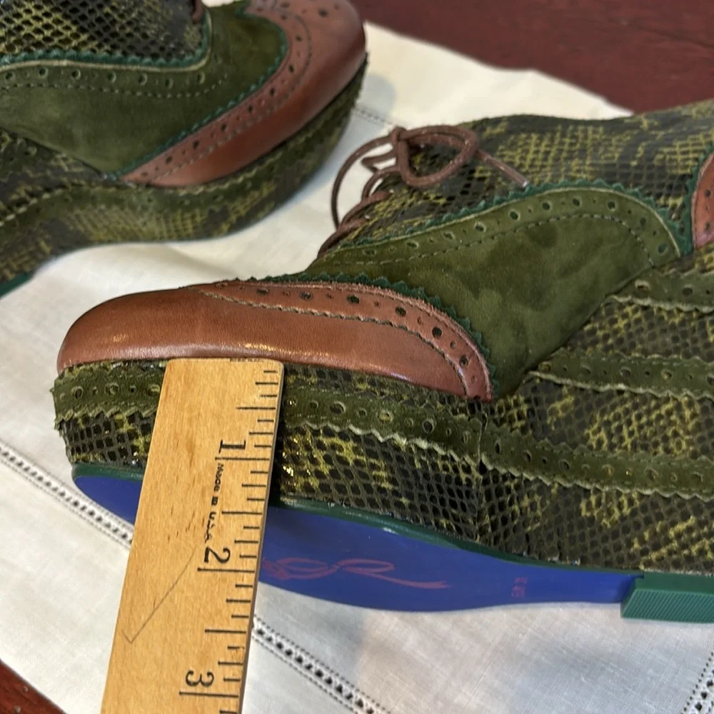 POETIC LICENSE Wild Safari wingtip wedges
EU Size 39 (8.5) New No Box - Picture 5 of 13